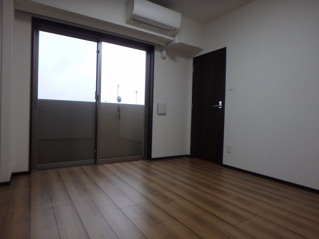 居室・リビング　落ち着いた色合いの床材を使用した居住空間です。