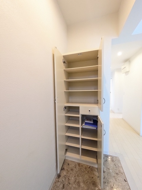 玄関　※クリーニング前の参考画像です。