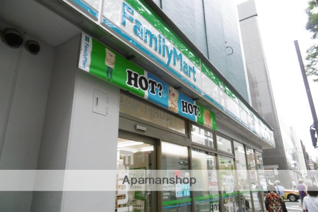 コンビニ　ファミリーマート（コンビニ）まで318m