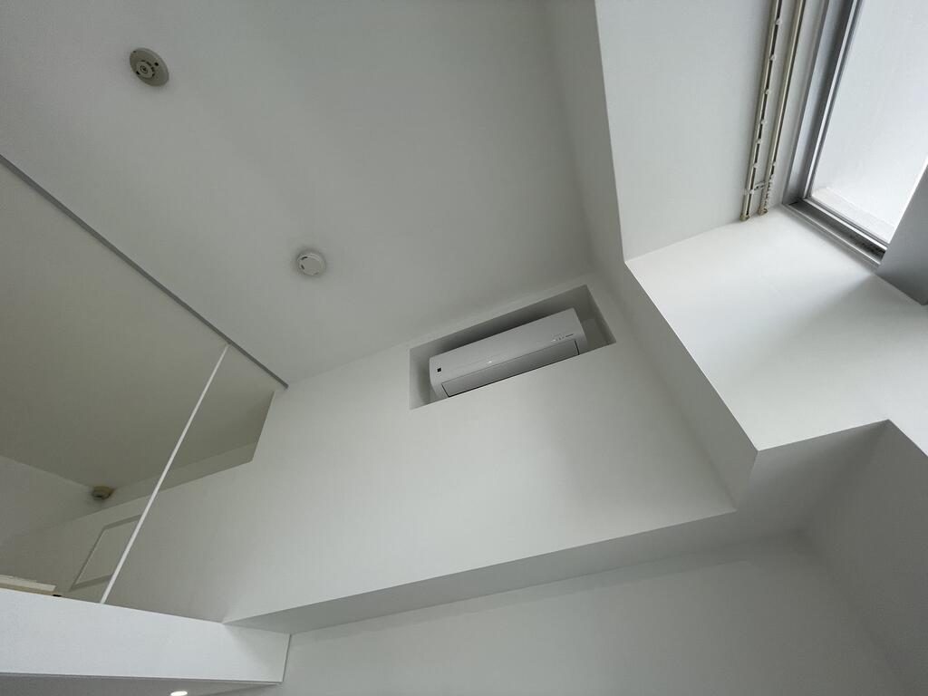 その他設備　窓も上下2つあり、エアコンあり