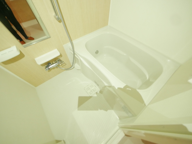 バス・シャワールーム　★鏡付の清潔感のあるバスルームです★