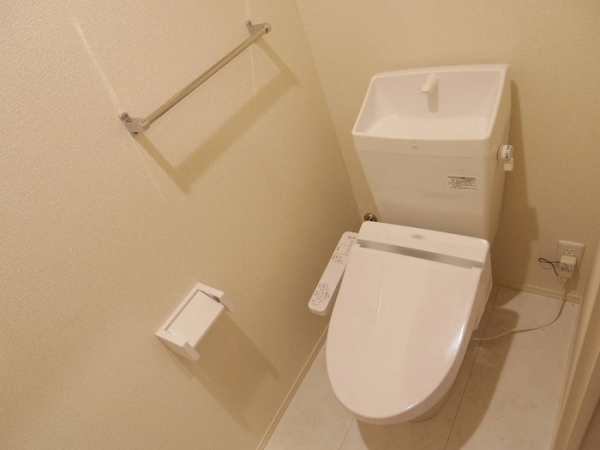 トイレ　温水シャワー付きトイレです