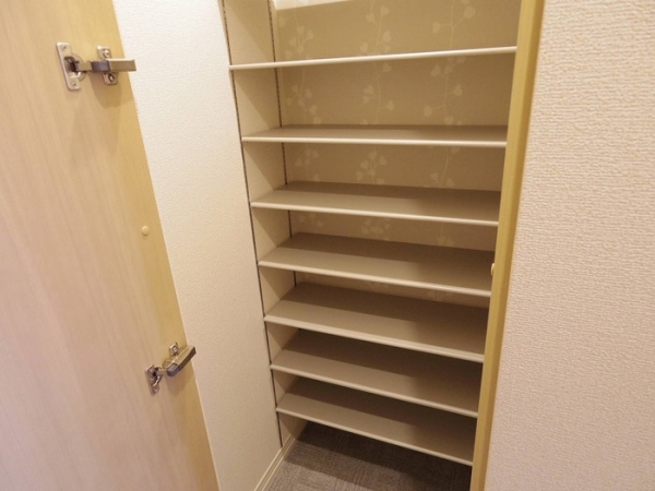 玄関　大容量シューズクローク付きです