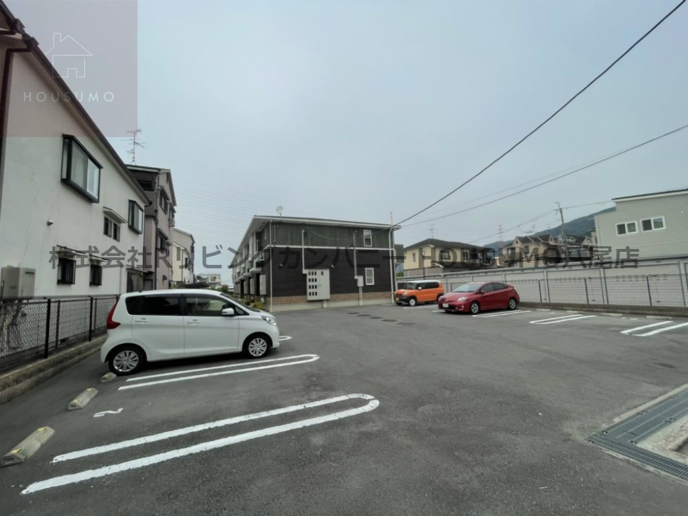 駐車場　駐車場があるので、車を買う予定の方も安心です
