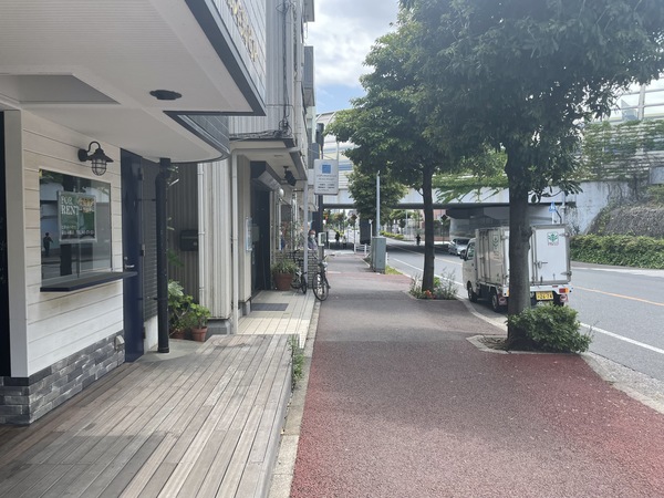 ロビー　道路付け