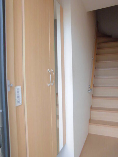 玄関　ミラー付きトールタイプシューズボックスです。