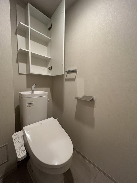 トイレ　落ち着いた色調のトイレです
