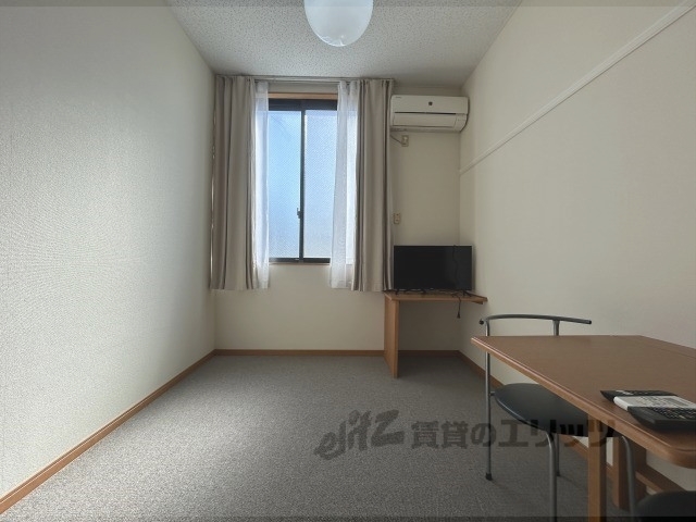 レオパレス西長洲の居間写真