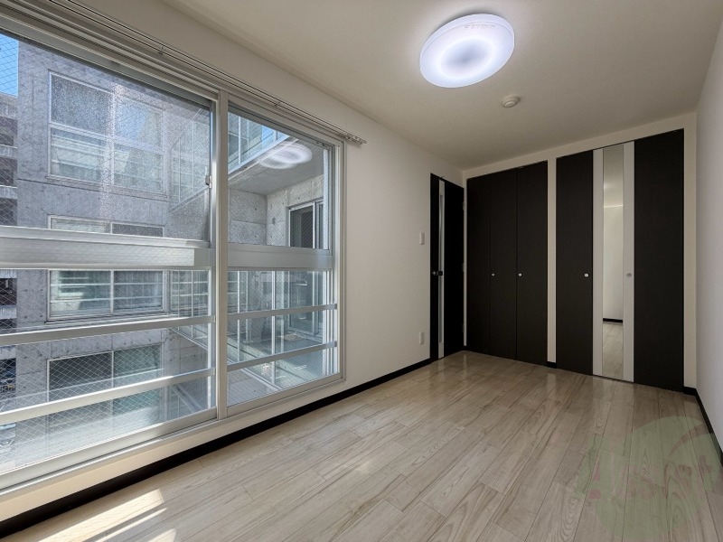 その他部屋・スペース　こちらのお部屋は光が差し込む、温かみのあるお部屋です。