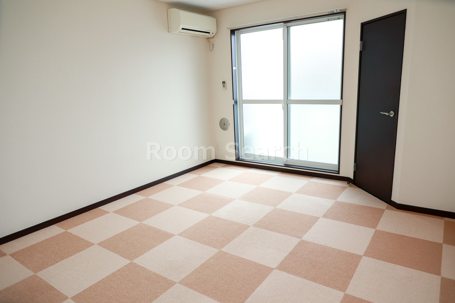 居室・リビング　テレビ、カーテン、エアコン、照明付き