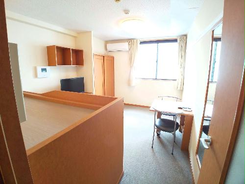 居室・リビング　ワイドな窓にて明るいお部屋