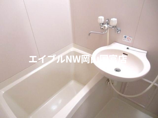 バス・シャワールーム　一人暮らしでも充分浸かれるお風呂です！