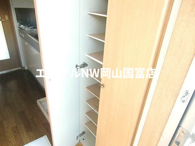 収納　玄関靴箱あって靴が多い人でも、友達遊びに来ても大丈夫！