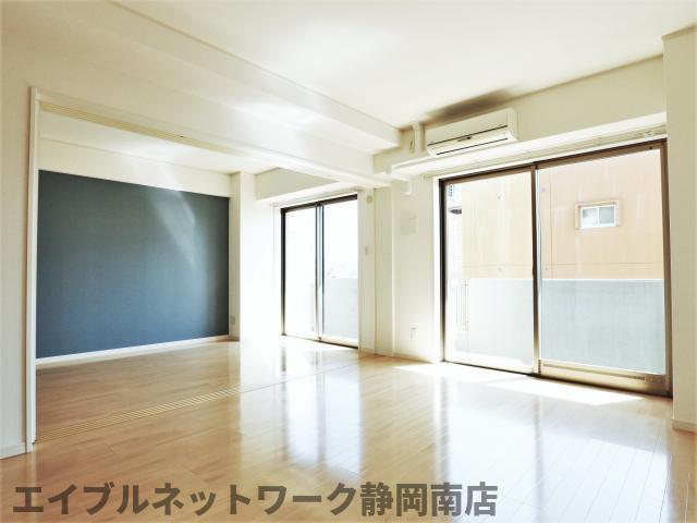 居室・リビング　こちらの居間で趣味の時間をお楽しみください