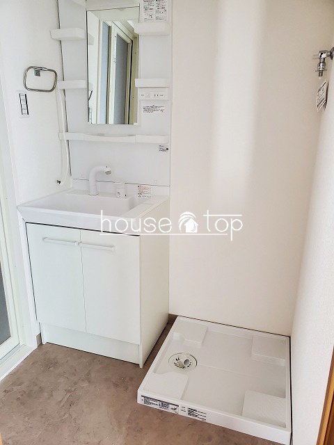 洗面設備　シャワー付洗面台完備