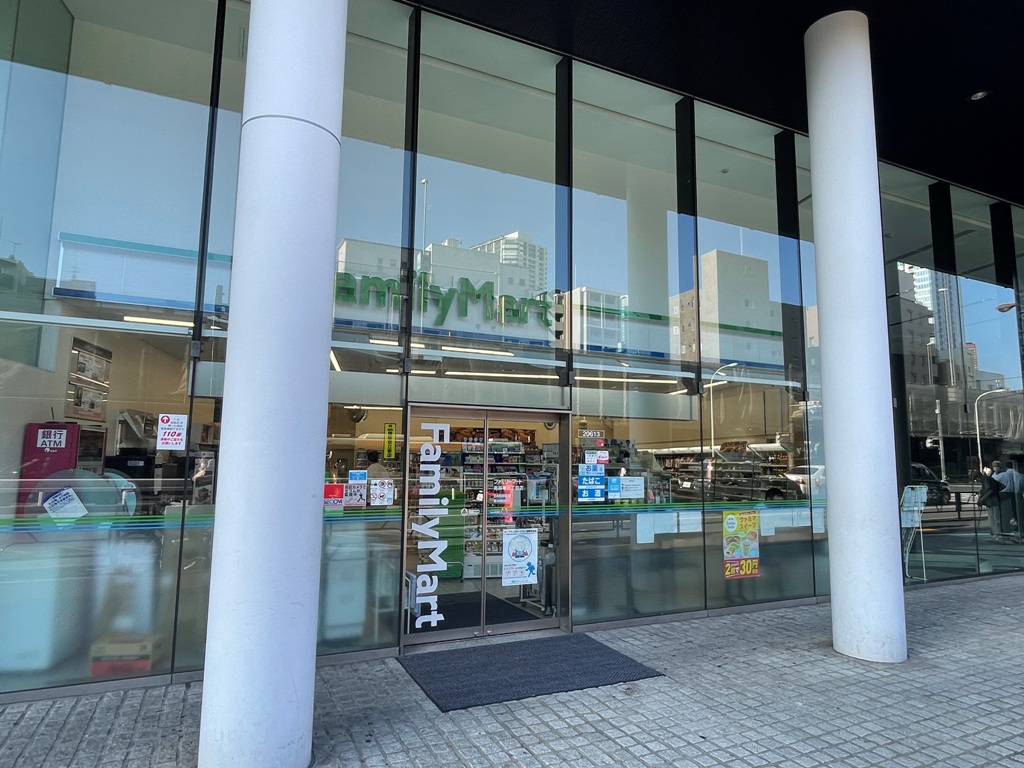 コンビニ　ファミリーマート南麻布三丁目店（コンビニ）まで412m