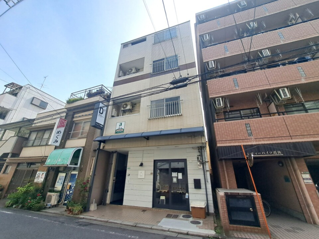 松山市道後一万のマンションの建物外観