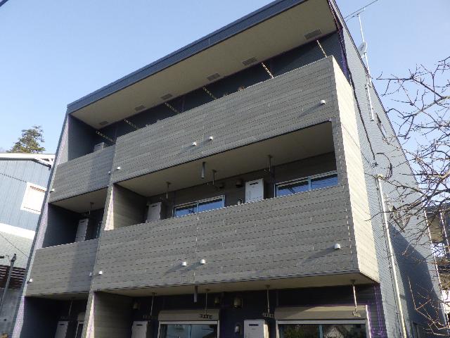 横浜市保土ケ谷区坂本町のアパートの建物外観
