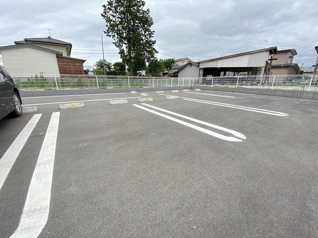 【角田市角田のアパートの駐車場】