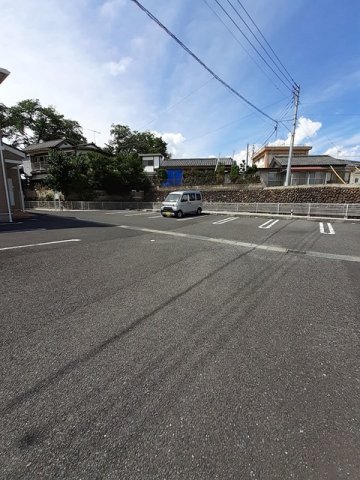 【富岡市富岡のアパートの駐車場】