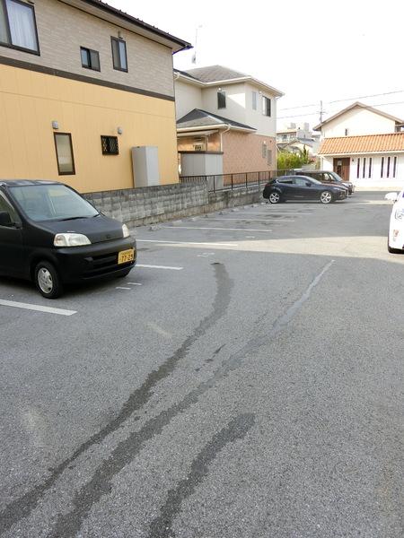 【彦根市小泉町のアパートの駐車場】