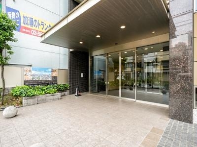 【新宿区市谷砂土原町のマンションのエントランス】