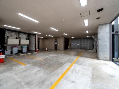 【新宿区市谷砂土原町のマンションの駐車場】