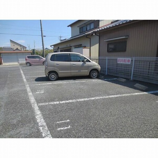 【クラスレス八田の駐車場】