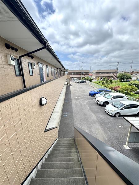 その他　玄関側に駐車場完備してます