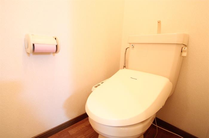 トイレ　温水洗浄便座ついてます