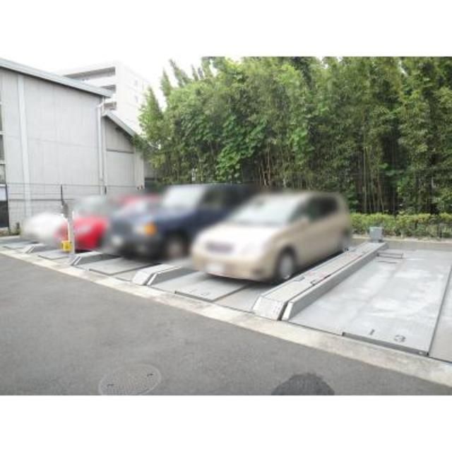 【渋谷区富ヶ谷のマンションの駐車場】