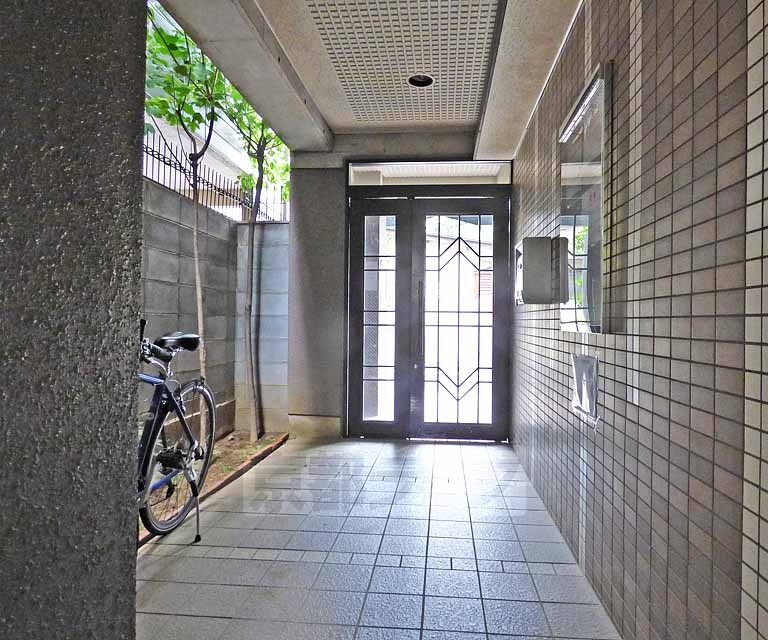 【京都市上京区毘沙門横町のマンションのロビー】