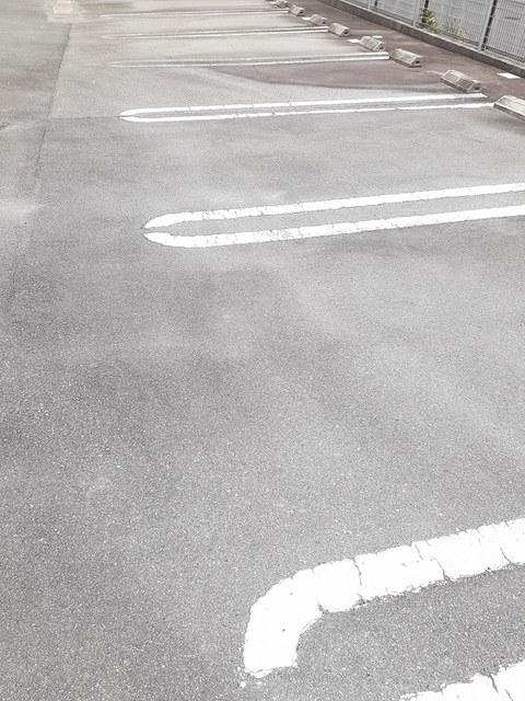 【松阪市久保町のアパートの駐車場】