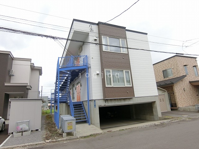 函館市海岸町のアパートの建物外観