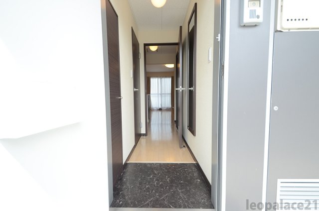 玄関　同タイプ物件の画像となります。