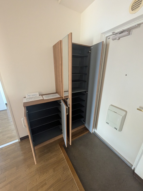 玄関　シューズボックスは姿見付き