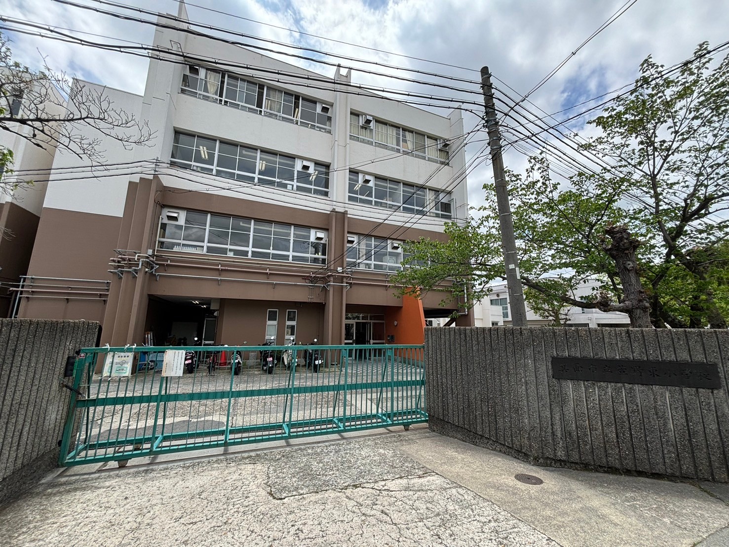 小学校　箕面市立萱野東小学校（小学校）まで800m
