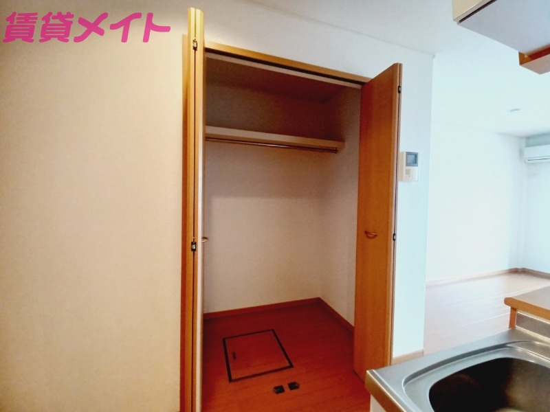 収納　同物件別部屋写真