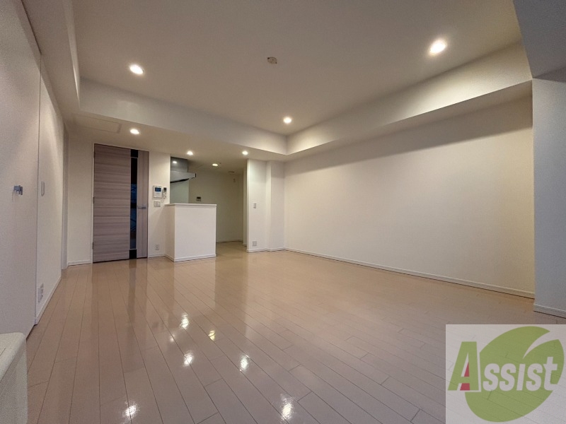 居室・リビング　大きめの洋室です。広々として、きれいですね。