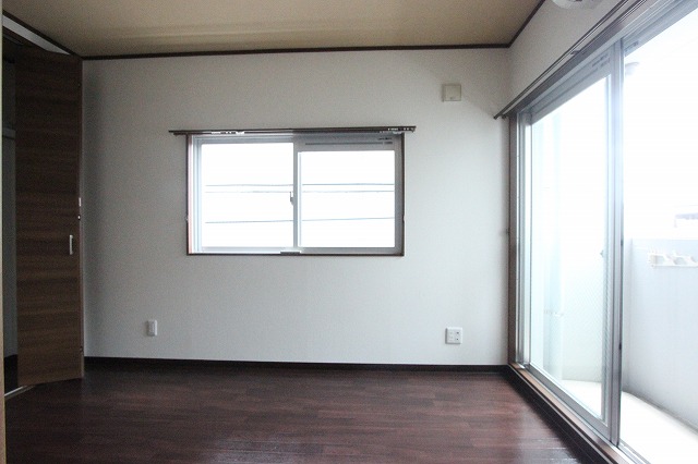 居室・リビング　同物件、別号室のものです。