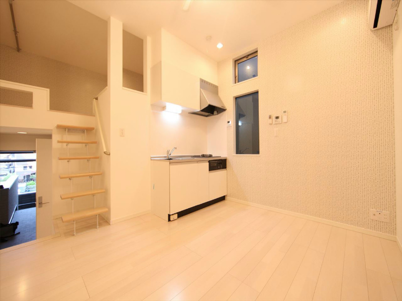 居室・リビング　ＬＤＫ8帖　洋室3.7帖　ロフト4.2帖（収納でも使えます）