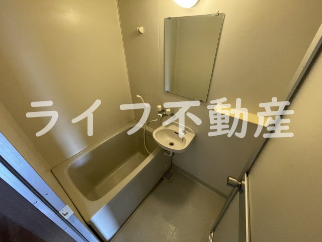 バス・シャワールーム　コンパクトで使いやすいお風呂です