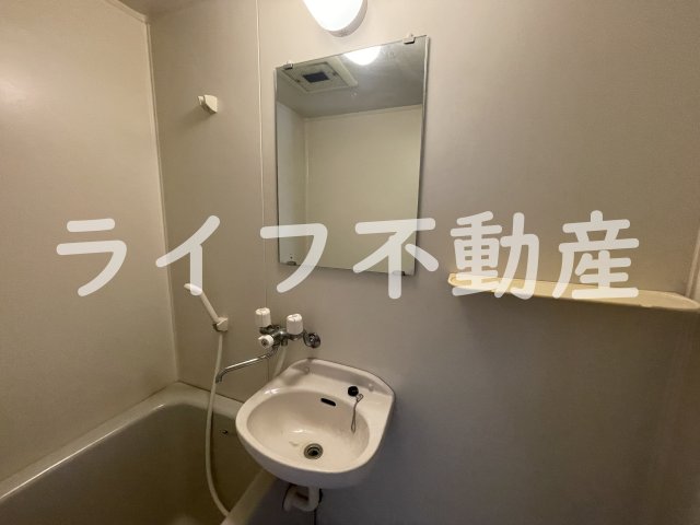 洗面設備　ゆったりとスペースのある洗面所