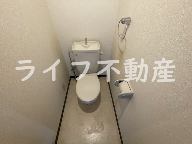 トイレ　落ち着いた色調のトイレです