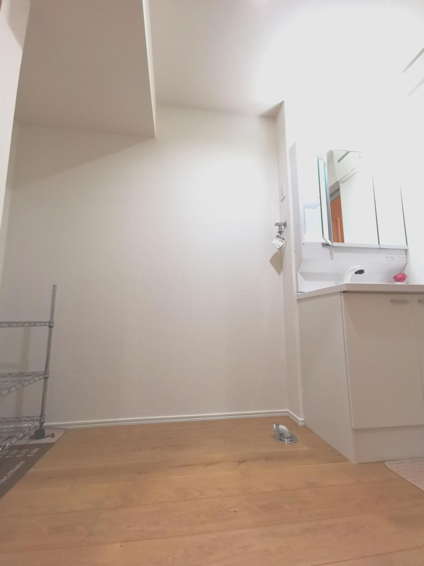 洗面設備　階段下収納スペース(1階のみ)および洗濯機置場あり！広々空間