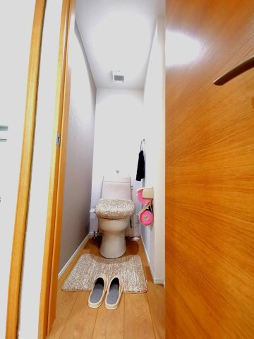 トイレ　温水洗浄便座付きのトイレ。バス・トイレ別！