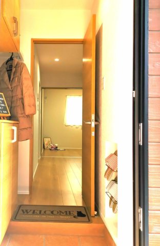 玄関　右の壁には、ニッチ収納スペースがあり、スリッパ等収納可能！