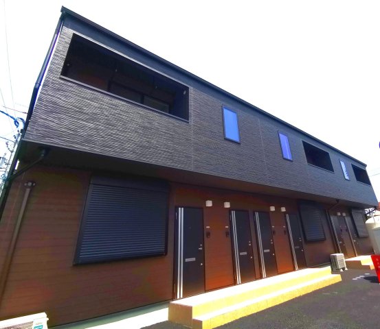 建物外観　防犯シャッター付きで安心！黒と茶色の落ち着いた雰囲気！