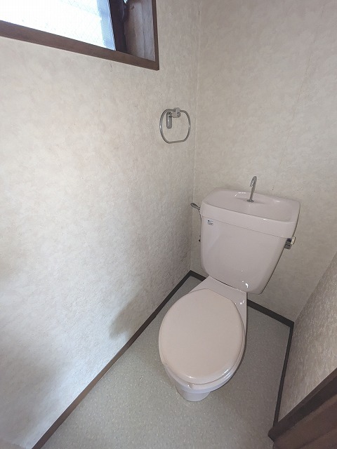 トイレ　窓付きで換気しやすいですね♪