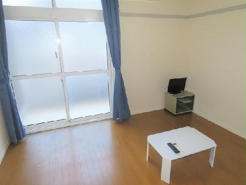 居室・リビング　カーテンやテーブル、テレビも備え付けです